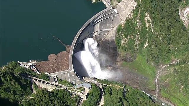 日本富山Kurobe Dam的AERIAL视频素材