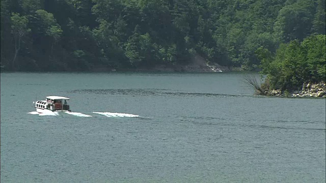 日本富山黑袍湖观光船视频素材