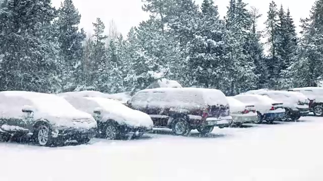 暴风雪中停车场里的汽车视频素材