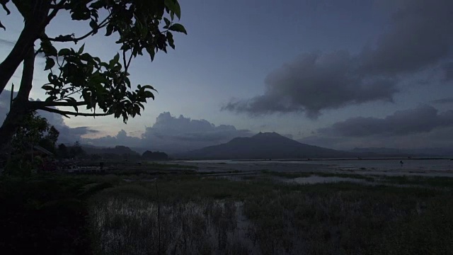 巴厘岛日出时的活火山视频素材