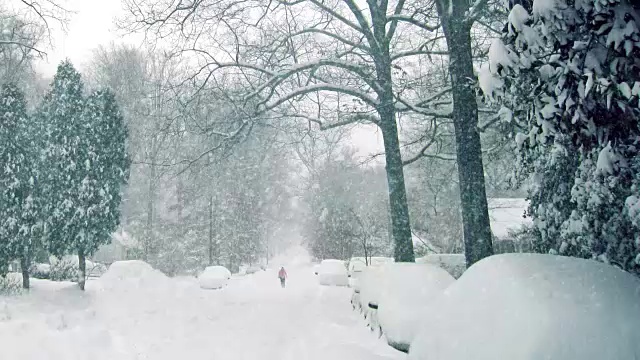 在暴风雪中，一个人走在路上视频素材