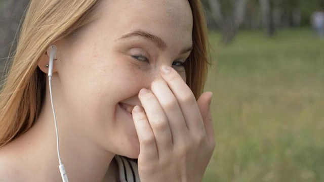 年轻女子戴着耳机在户外视频素材