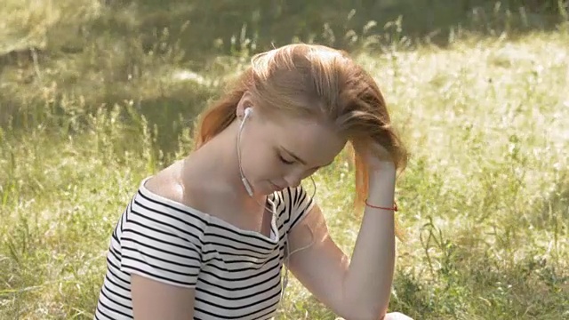 年轻女子戴着耳机在户外视频素材