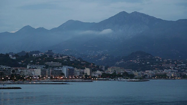 法国里维埃拉海岸，在一个夏天的夜晚，照亮了马丁和曼顿海角视频素材