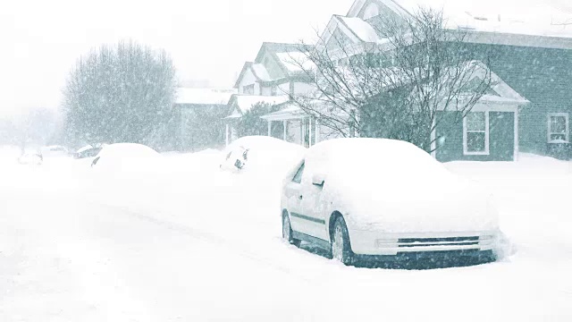 暴风雪中的房屋和汽车视频素材