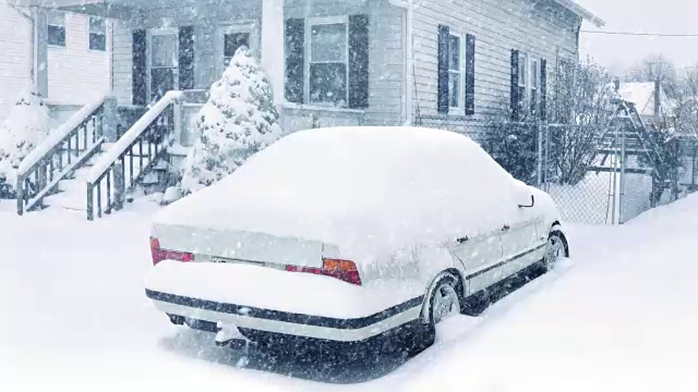 在暴风雪中汽车经过房子视频素材