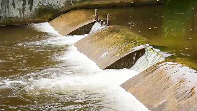 检查大坝看湖里有没有水视频素材