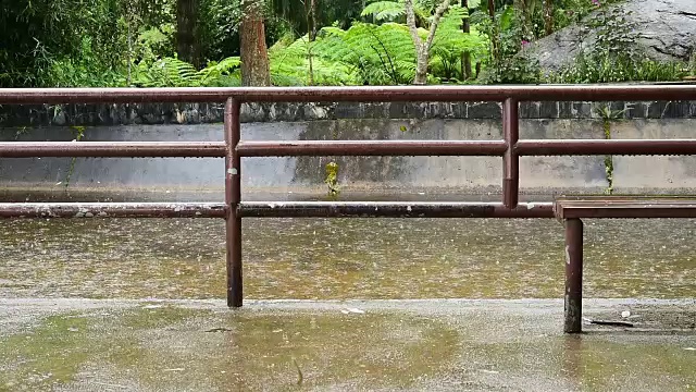 雨水落在水泥地板上视频素材