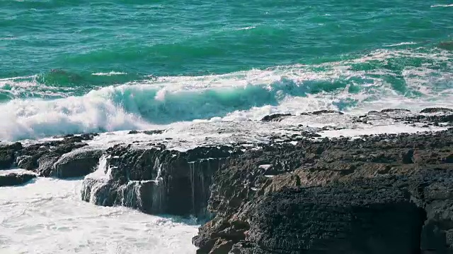 海浪拍打着岩石视频素材