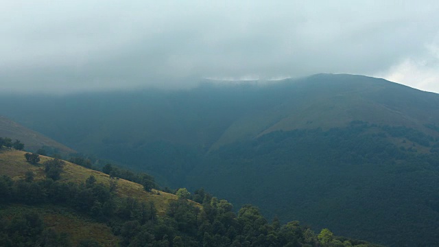 山脉中风暴云的时间间隔视频素材