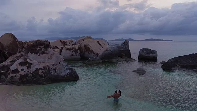 一对年轻夫妇在热带海滩拥抱，维珍戈达视频素材