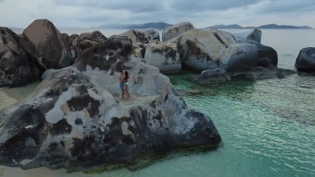 一对年轻情侣在热带海滩上跳舞，维珍·戈达视频素材