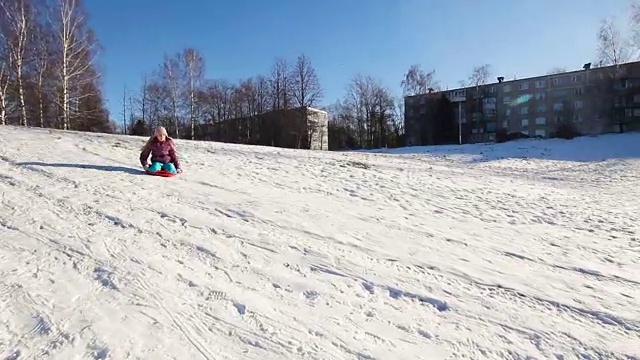 年轻的女孩滑下山坡视频素材