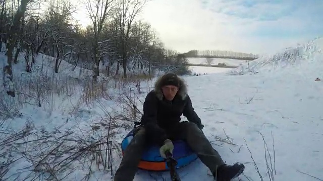 乘雪橇下山的人视频素材