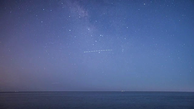 银河系在太平洋上空移动的星夜的时间序列。视频素材