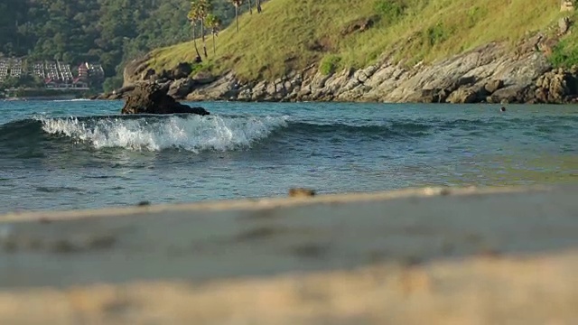 热带海滩，蓝色的海和黄色的沙。视频下载