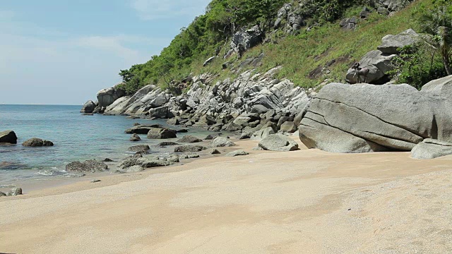 热带海滩，蓝色的海和黄色的沙。视频素材