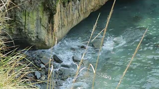 非常高的悬崖和海浪。视频素材