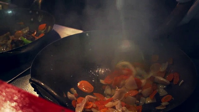 锅做饭。亚洲烹饪食物。厨师用平底锅煮蔬菜视频素材