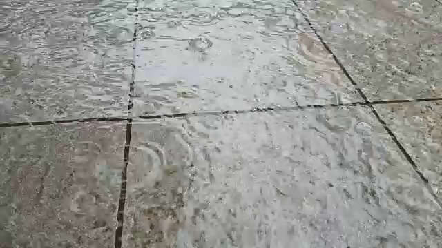 雨落在阳台视频下载
