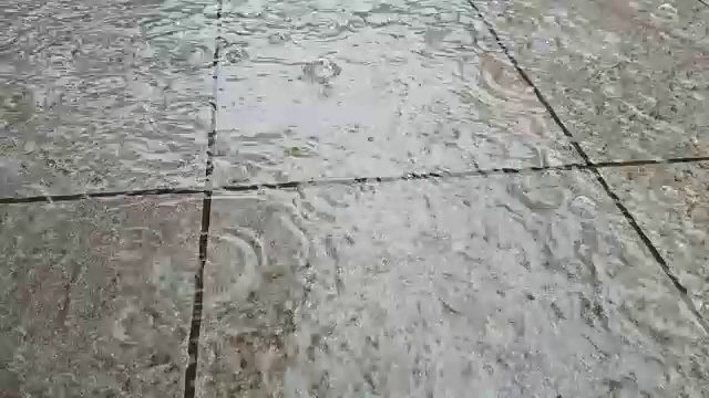 雨落在阳台视频素材