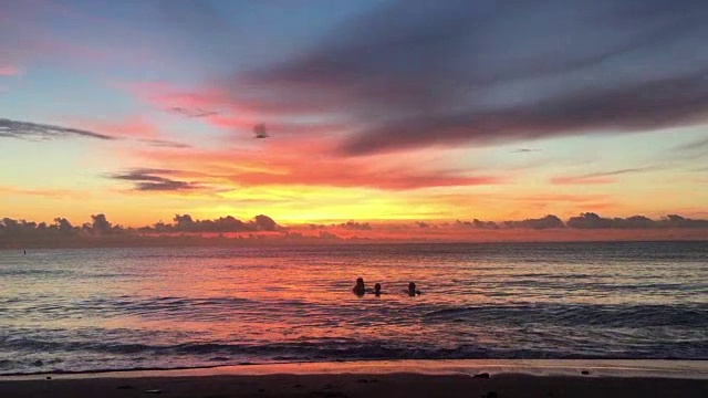 太阳在地平线上落下视频下载