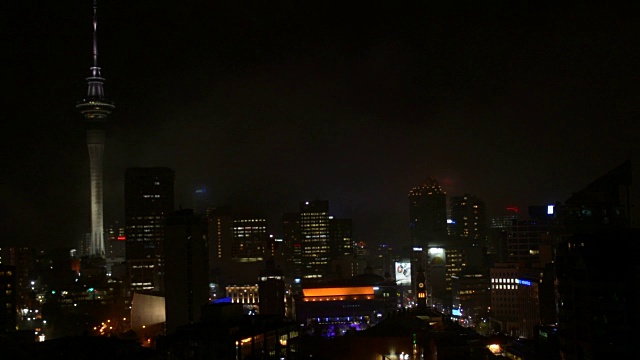 暴风雨之夜的奥克兰城市轮廓视频素材