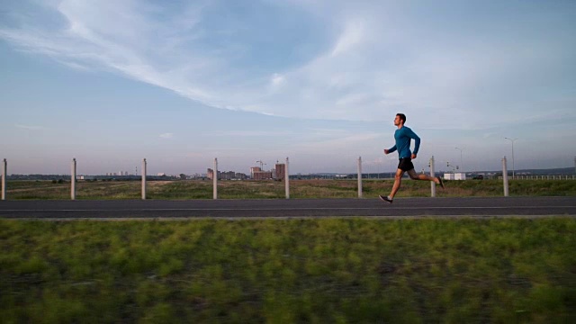 日落时分，那家伙在人行道上跑步视频素材