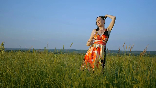 女孩在一场微笑的情感手跳舞耳朵笑跑听音乐女孩肖像太阳美丽的日落光衣服摆姿势路微笑神秘视频素材