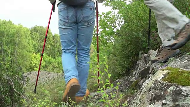 情侣徒步登山视频素材