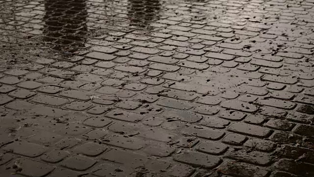 雨滴落在水坑里视频素材