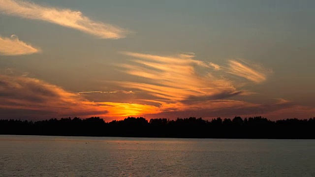 水上金色的夕阳视频素材