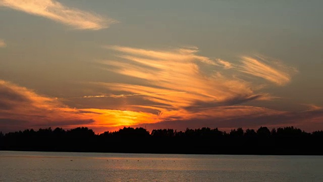 水上金色的夕阳视频素材