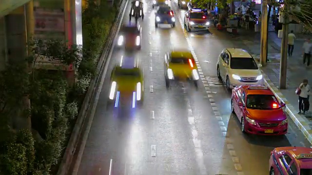 泰国曼谷市中心的夜街和汽车。视频下载