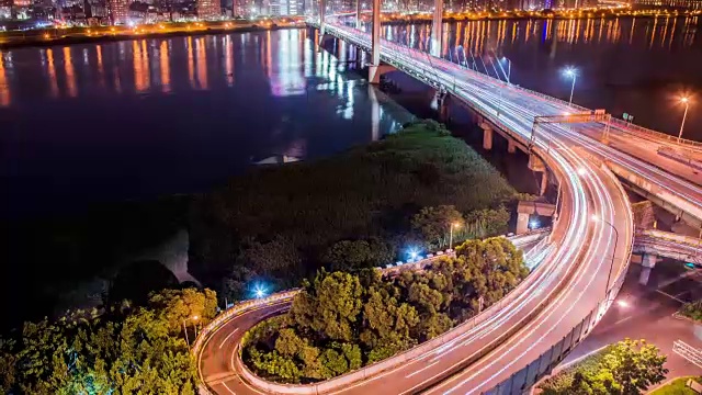 时间流逝-交通视图的一座桥在晚上，台北，台湾视频素材