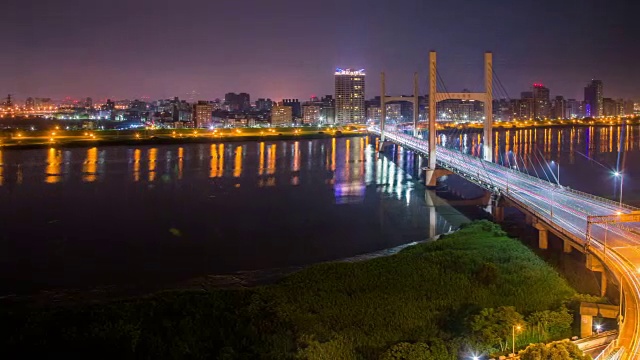 时间流逝-交通视图的一座桥在晚上，台北，台湾视频素材