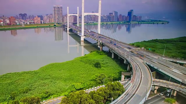 时间流逝-交通视图的一座桥在台北，台湾视频素材