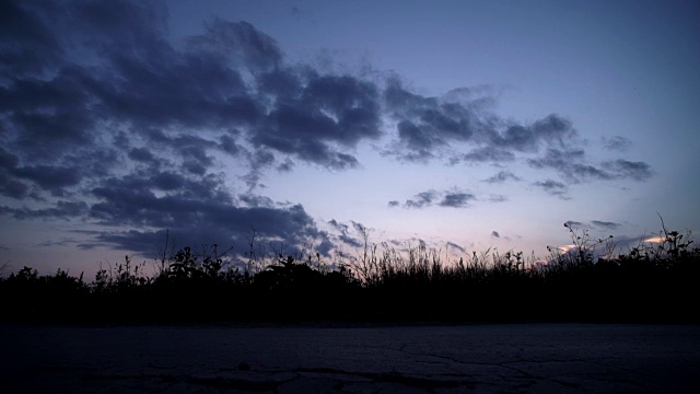 夕阳西下，一个男人在路上奔跑的剪影视频下载