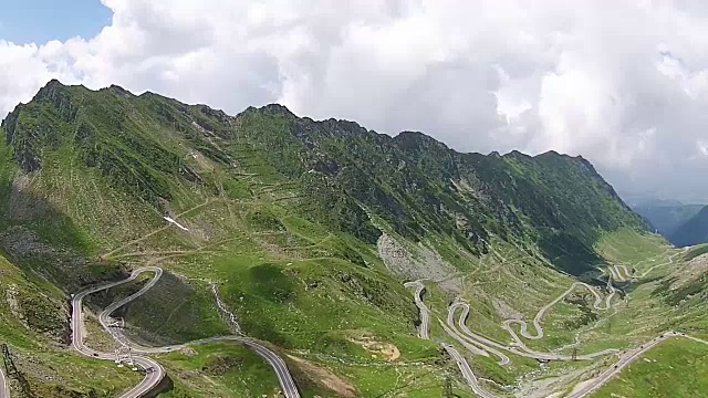 喀尔巴阡山脉上有陡峭的山谷和高峰，在高海拔有许多危险的弯道和转弯，航拍镜头视频素材