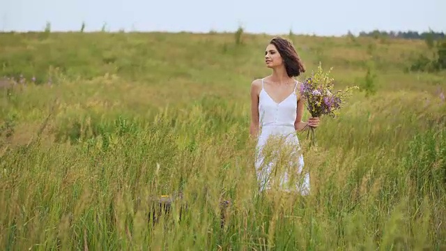 夏日的花海和一个穿着白色太阳裙的美丽女孩视频购买