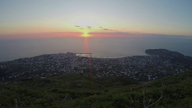 海洋日落时间推移，美丽的城市从山顶视频素材