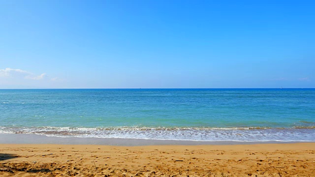 热带海滩地平线，白色的沙子和蓝色的海水视频素材