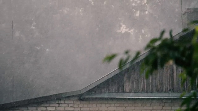 落在屋顶上的雨水。视频下载