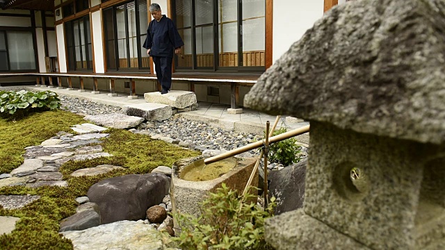 一名日本老人在寺庙里祈祷视频素材