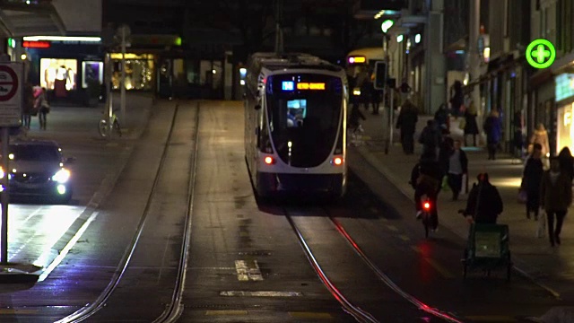 许多人活跃地在夜间城市使用各种车辆，高峰时间视频素材