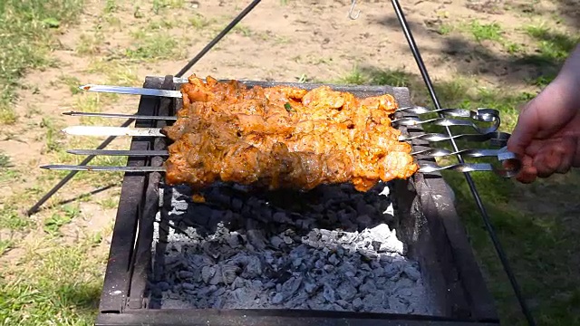 烤肉串在烤架上冒烟视频素材