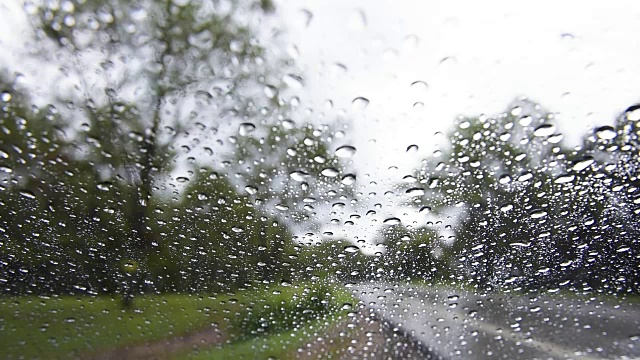 雨或水滴在窗玻璃上视频素材