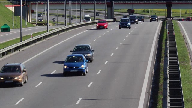 高速公路上的交通视频素材