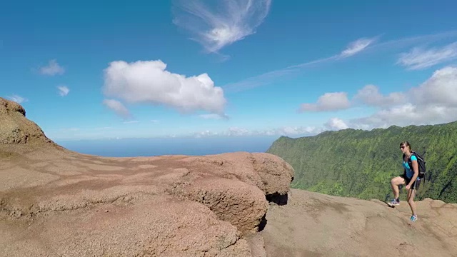 年轻的女人在假期徒步在惊人的火山山脉的路径视频素材