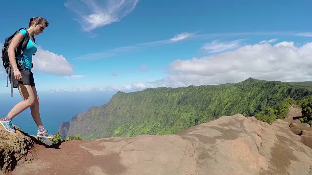 特写:活跃的年轻女子走在高火山山脊的边缘视频素材